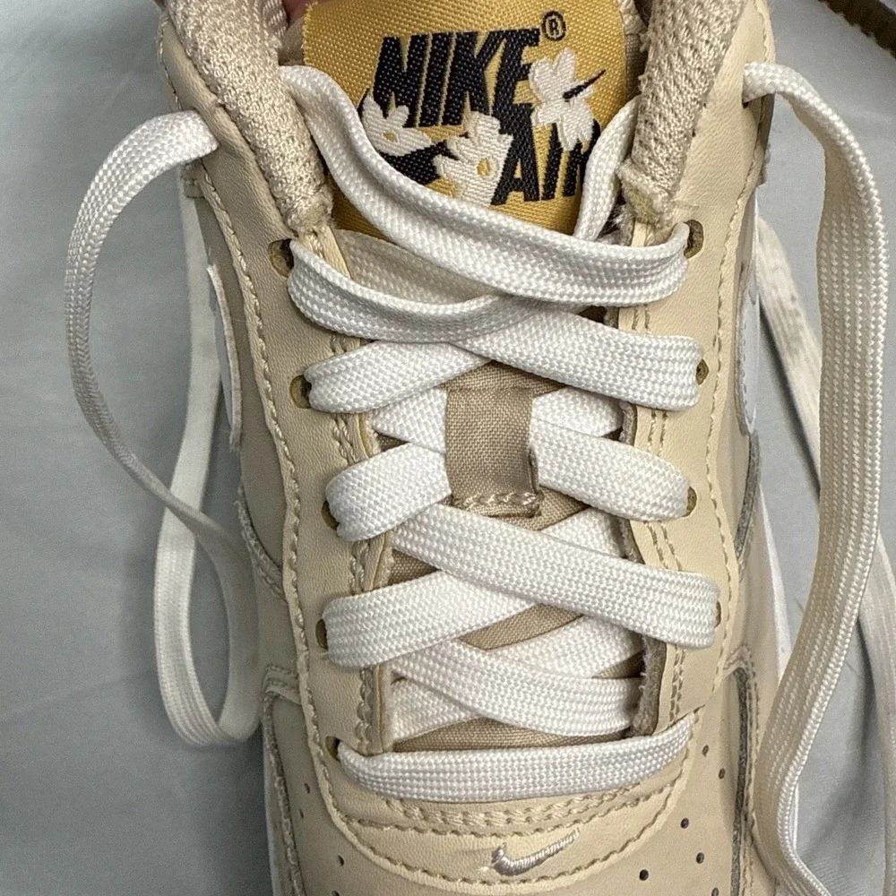 Nike Air Force 1 Low Big Kids FZ1615 Sanddrift Twine White Flowers 4.5Y‎